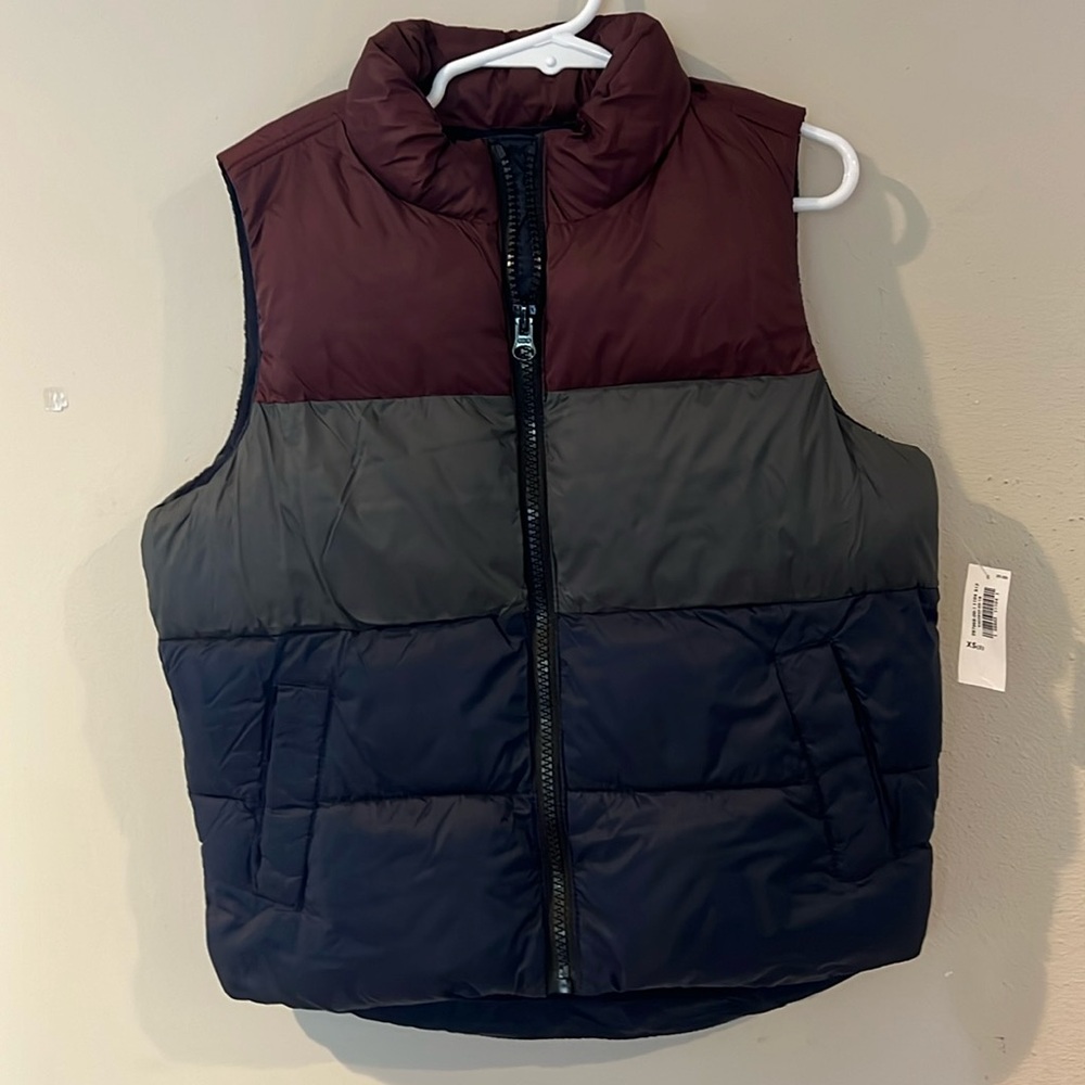 NWT Old Navy boy size XS puffy vest